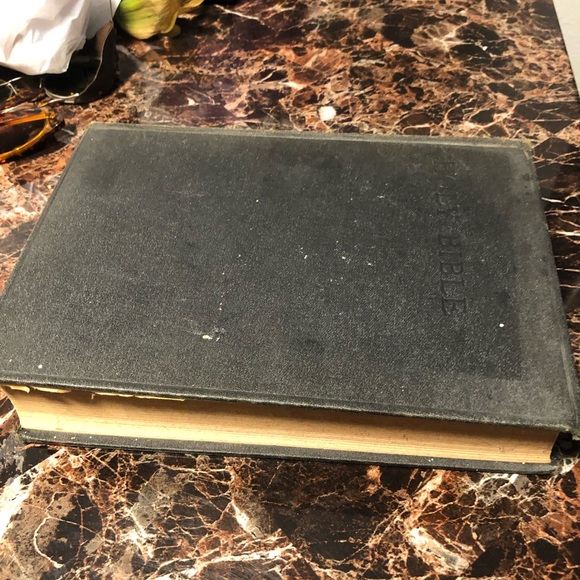 Holy Bible - Picture 6 of 16